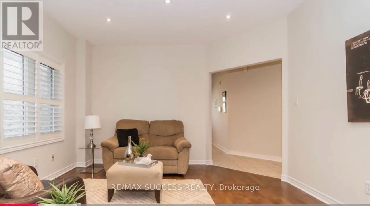 5847 Summerside Drive, Mississauga, ON - Indoor Photo Showing Living Room