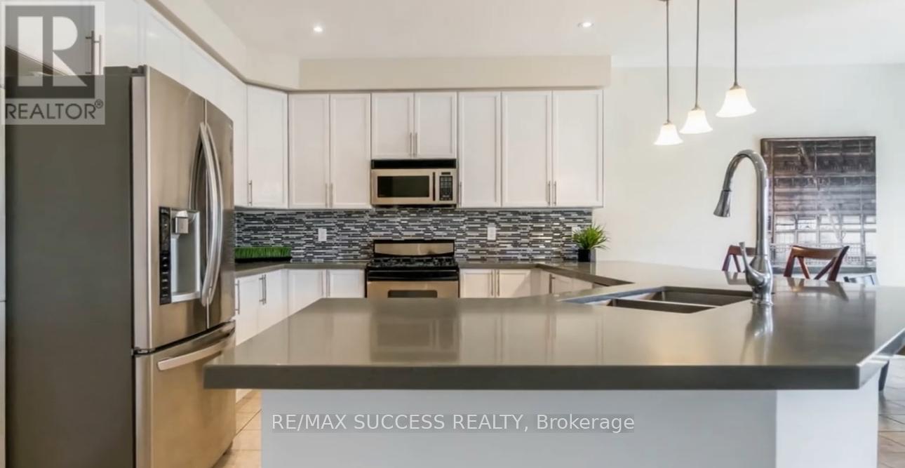 5847 Summerside Drive, Mississauga, ON - Indoor Photo Showing Kitchen With Double Sink With Upgraded Kitchen