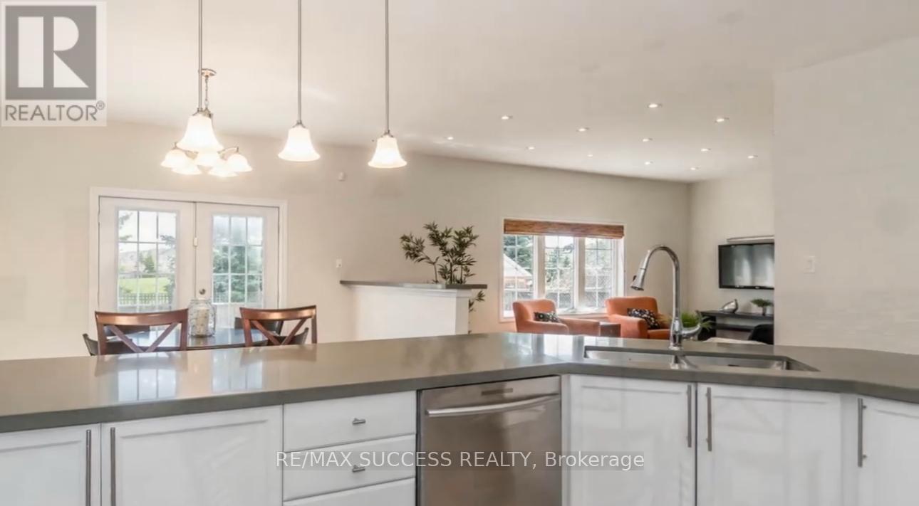 5847 Summerside Drive, Mississauga, ON - Indoor Photo Showing Kitchen With Double Sink
