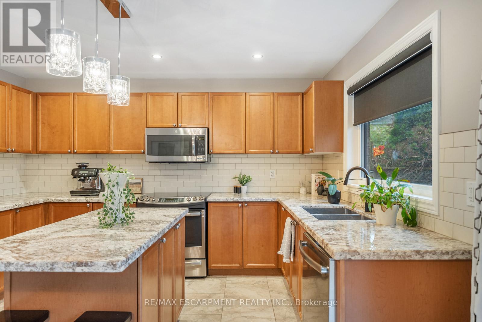 1351 Mcguffin Gate, Milton, ON - Indoor Photo Showing Kitchen With Double Sink With Upgraded Kitchen