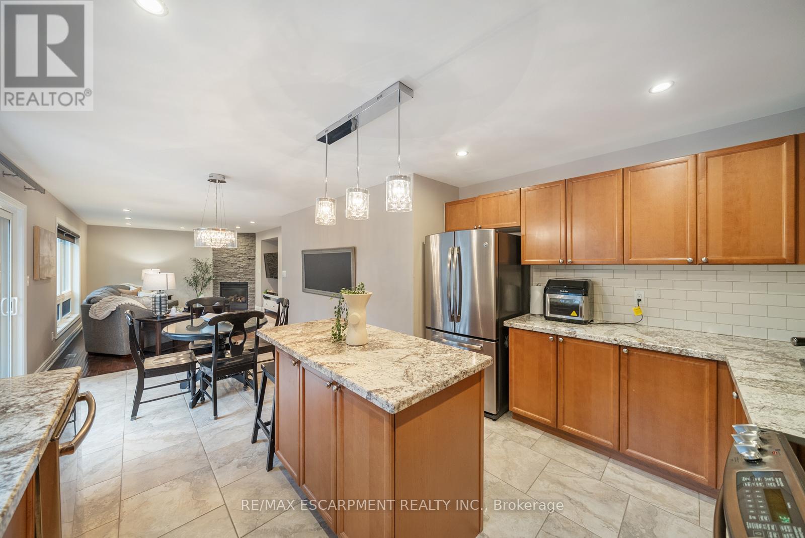 1351 Mcguffin Gate, Milton, ON - Indoor Photo Showing Kitchen With Upgraded Kitchen