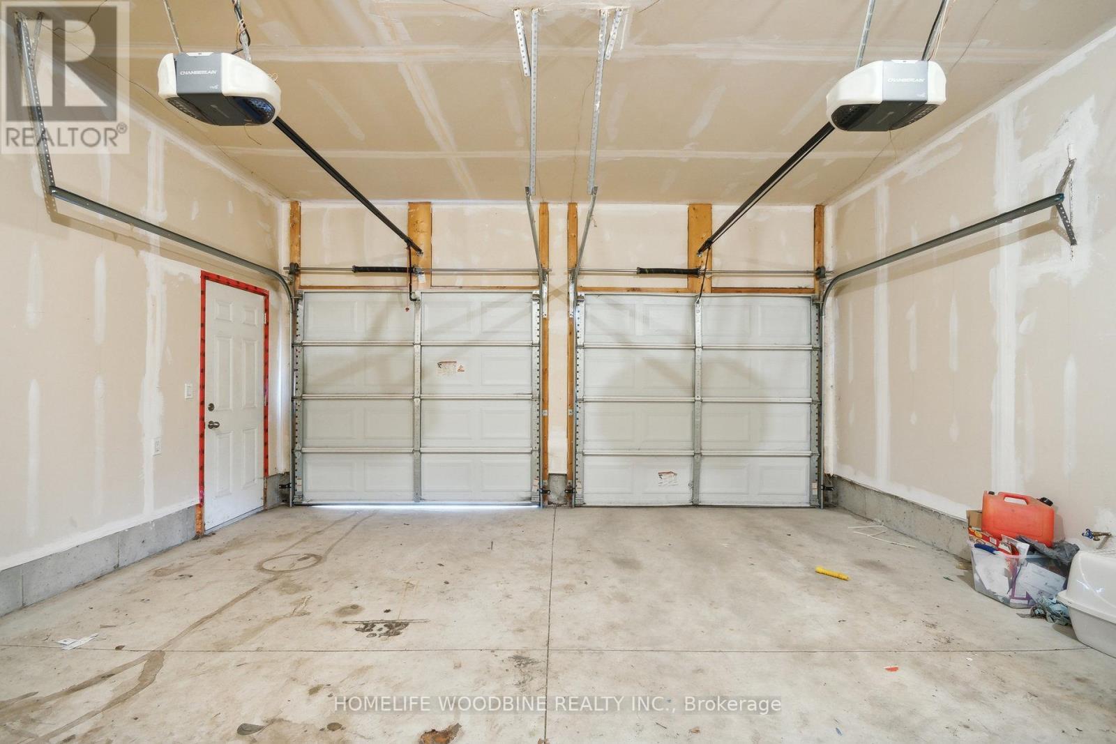 2823 Asima Drive, London South, ON - Indoor Photo Showing Garage