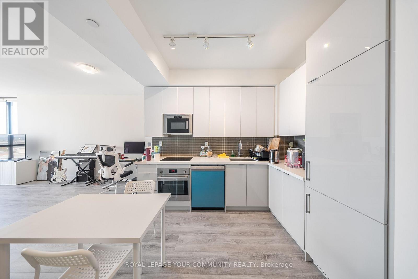 1101 - 2908 Highway 7 Road, Vaughan, ON - Indoor Photo Showing Kitchen