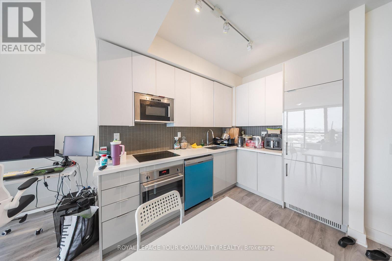 1101 - 2908 Highway 7 Road, Vaughan, ON - Indoor Photo Showing Kitchen