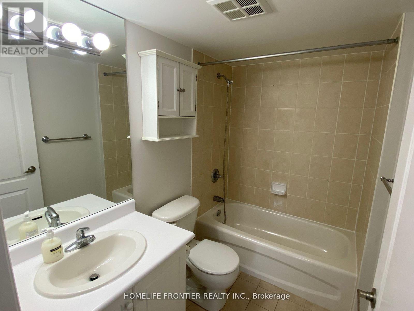 512 - 50 Disera Drive, Vaughan, ON - Indoor Photo Showing Bathroom