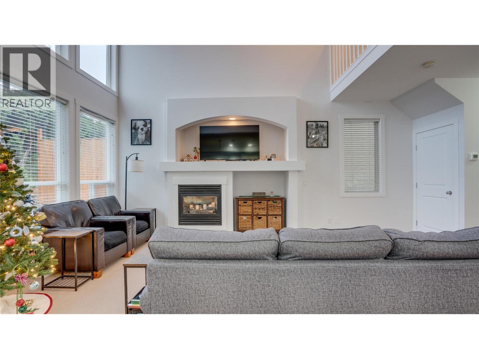 671 24 Street Ne Unit# 3, Salmon Arm, BC - Indoor Photo Showing Living Room With Fireplace