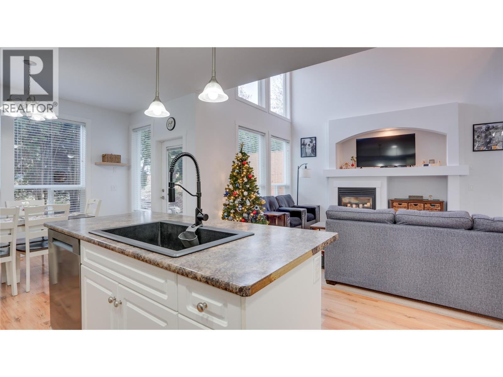 671 24 Street Ne Unit# 3, Salmon Arm, BC - Indoor With Fireplace