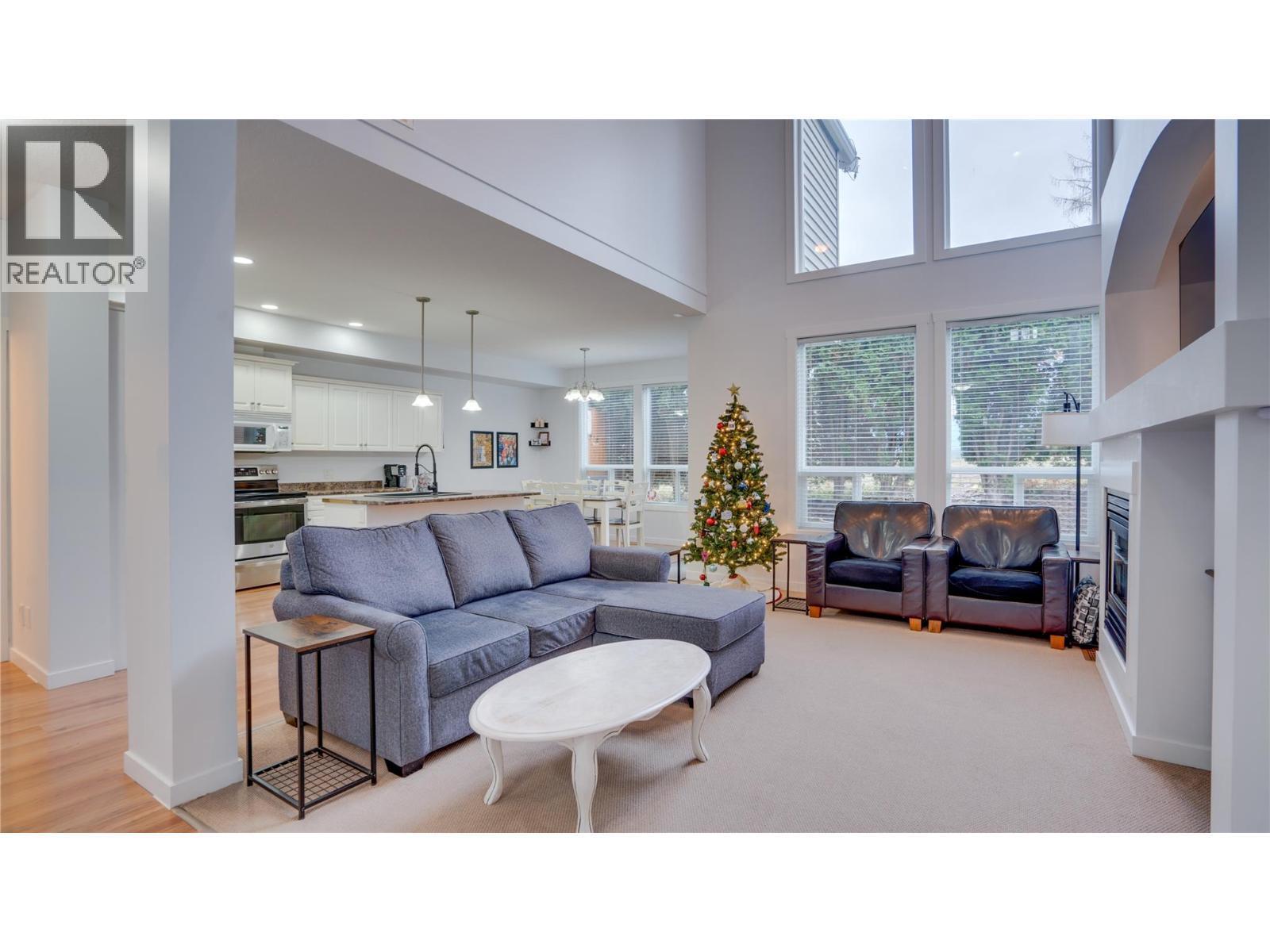 671 24 Street Ne Unit# 3, Salmon Arm, BC - Indoor Photo Showing Living Room