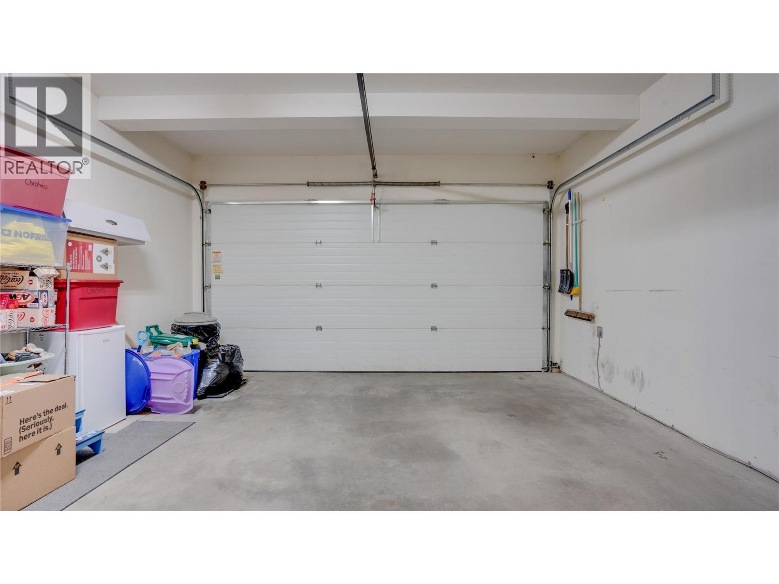 671 24 Street Ne Unit# 3, Salmon Arm, BC - Indoor Photo Showing Garage