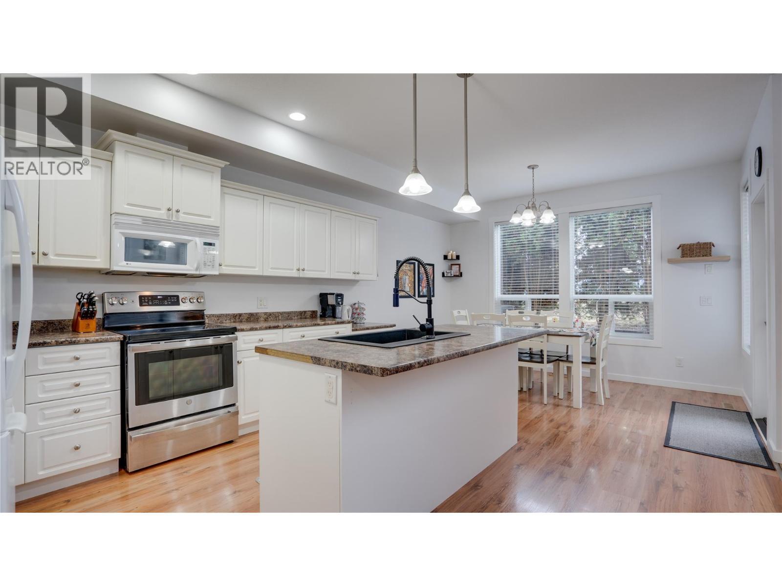671 24 Street Ne Unit# 3, Salmon Arm, BC - Indoor Photo Showing Kitchen
