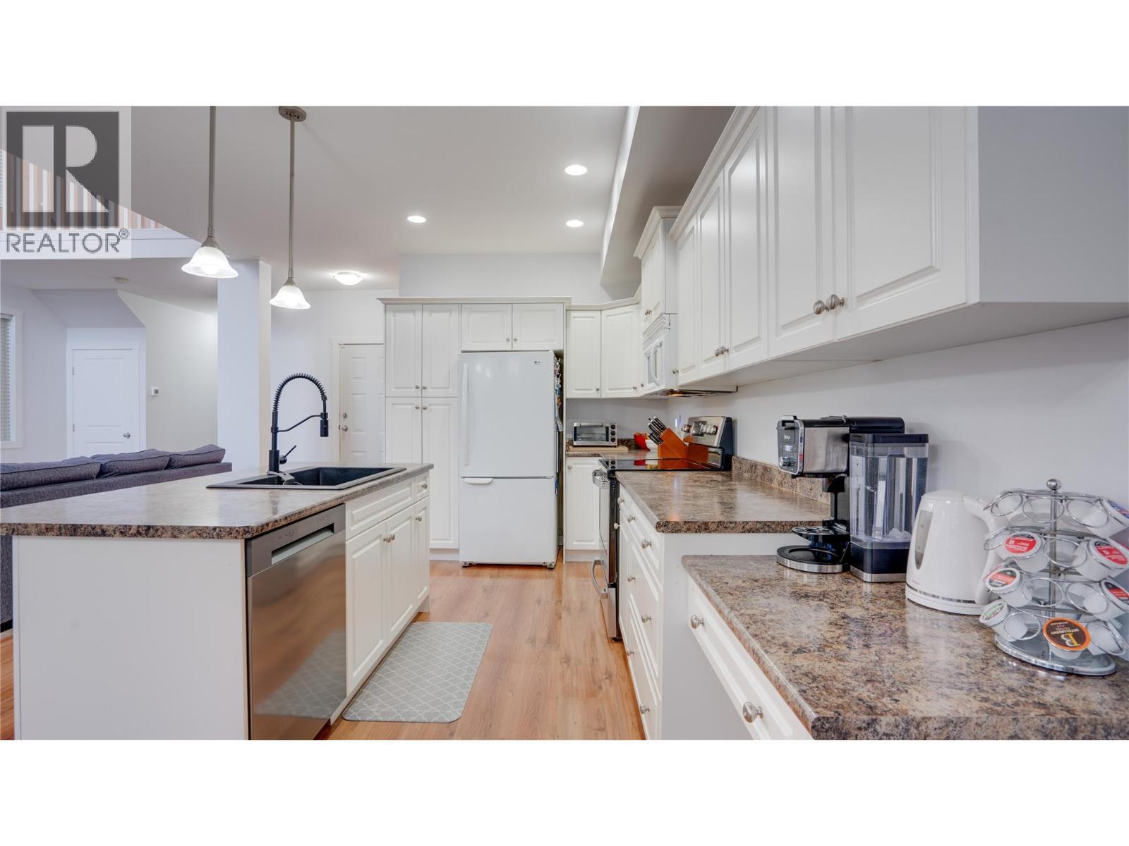 671 24 Street Ne Unit# 3, Salmon Arm, BC - Indoor Photo Showing Kitchen