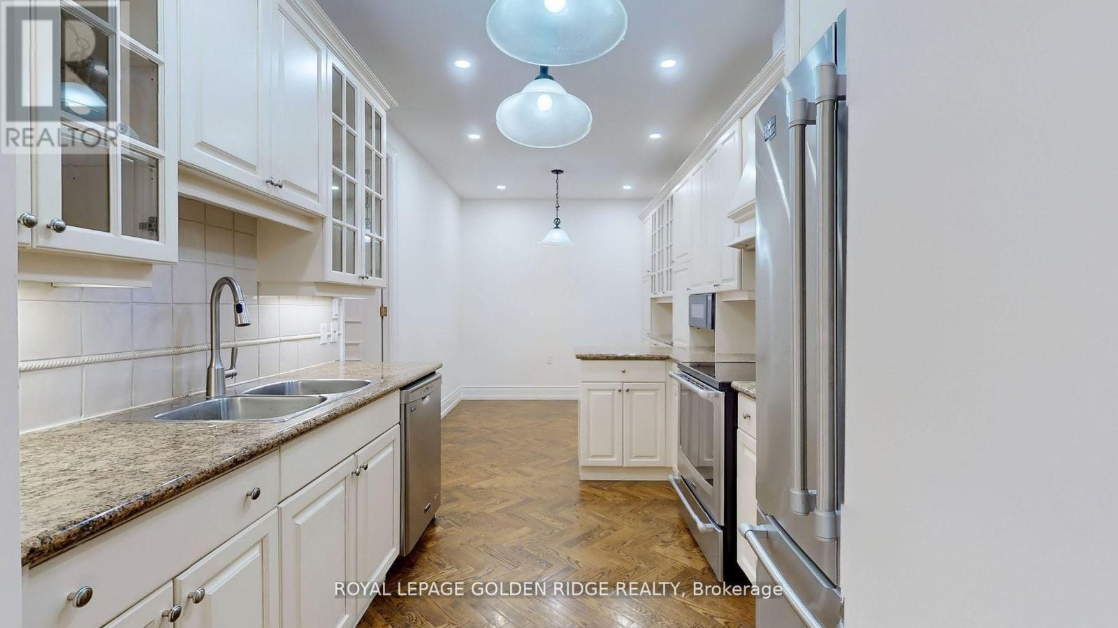 Ph1 - 88 Grandview Way, Toronto, ON - Indoor Photo Showing Kitchen With Double Sink With Upgraded Kitchen