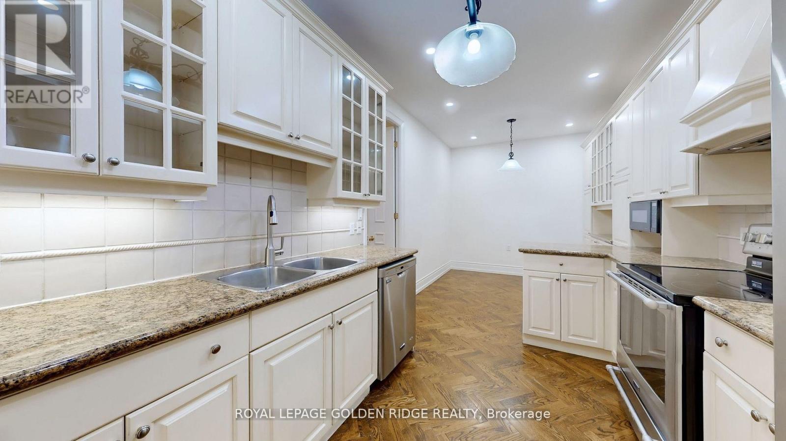 Ph1 - 88 Grandview Way, Toronto, ON - Indoor Photo Showing Kitchen With Double Sink With Upgraded Kitchen