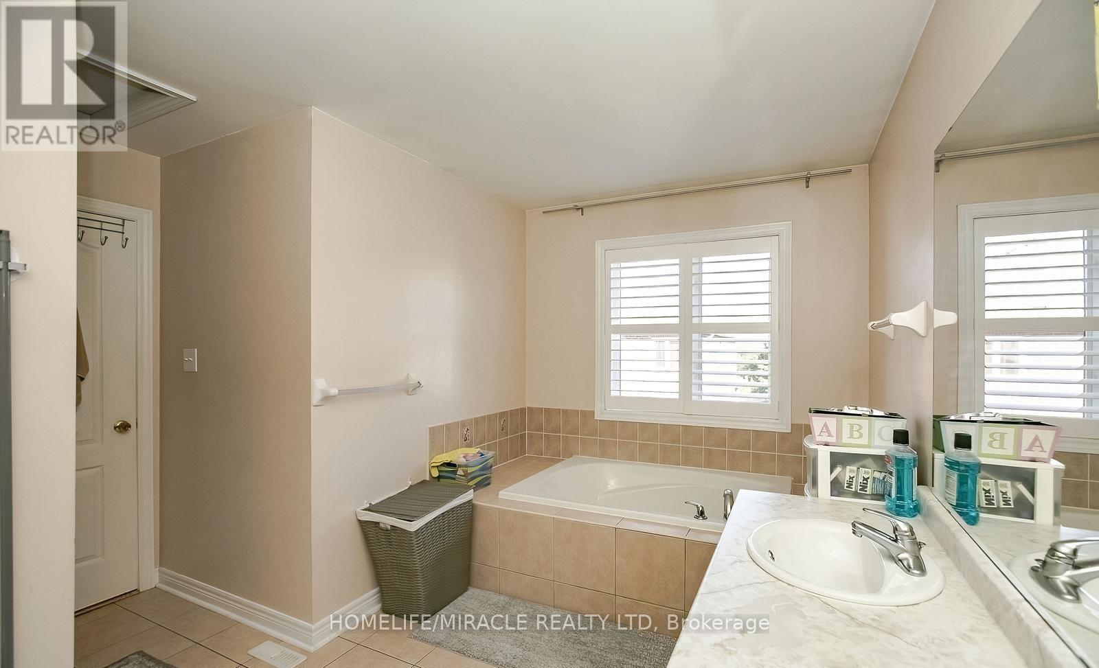 20 Oblate Crescent, Brampton, ON - Indoor Photo Showing Bathroom