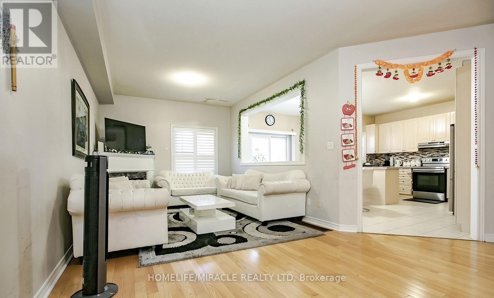 20 Oblate Crescent, Brampton, ON - Indoor Photo Showing Living Room