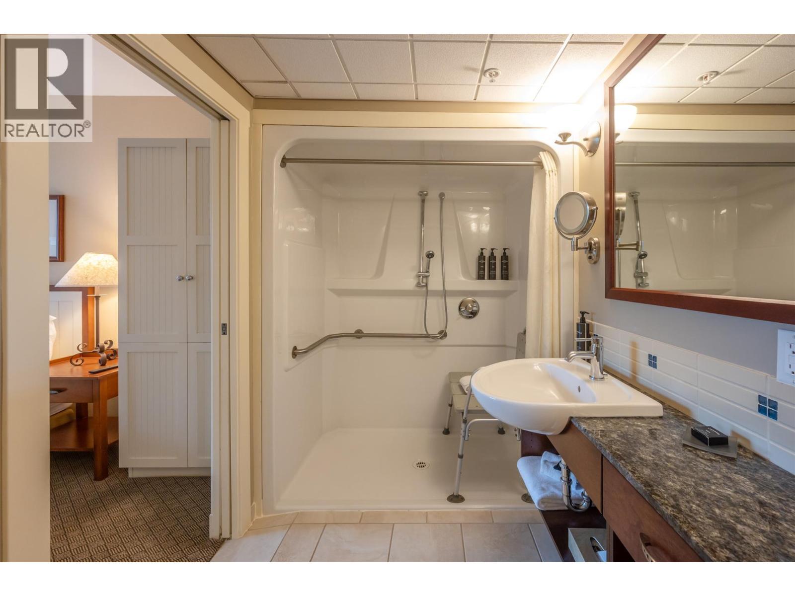 13011 Lakeshore Drive Unit# 105, Summerland, BC - Indoor Photo Showing Bathroom