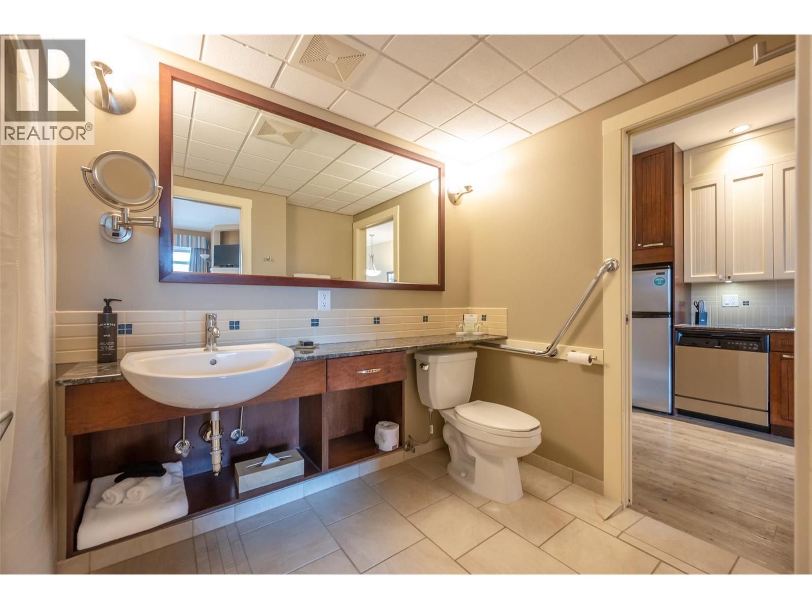 13011 Lakeshore Drive Unit# 105, Summerland, BC - Indoor Photo Showing Bathroom