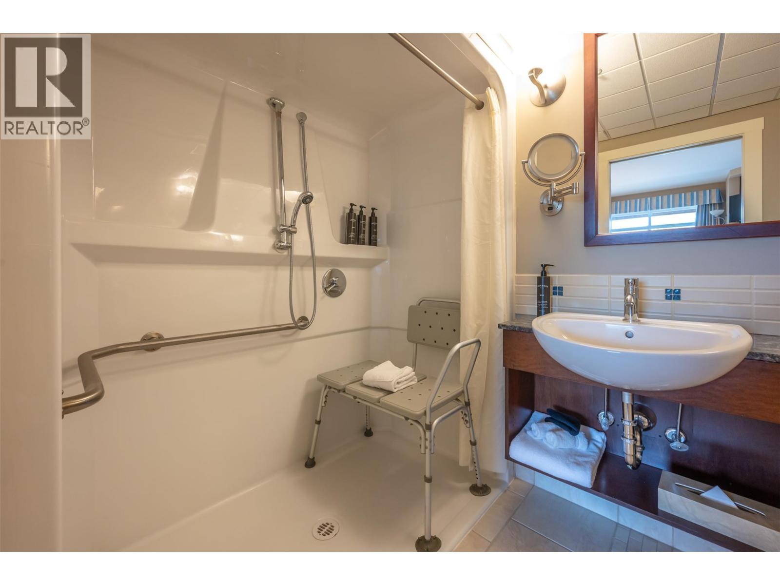 13011 Lakeshore Drive Unit# 105, Summerland, BC - Indoor Photo Showing Bathroom