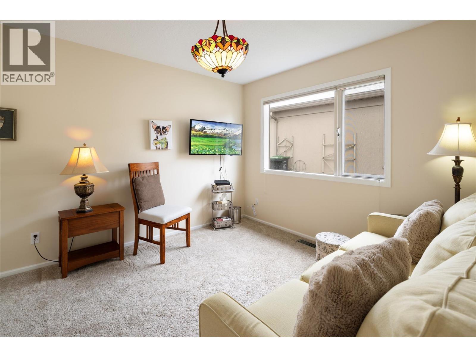 595 Yates Road Unit# 61, Kelowna, BC - Indoor Photo Showing Bedroom