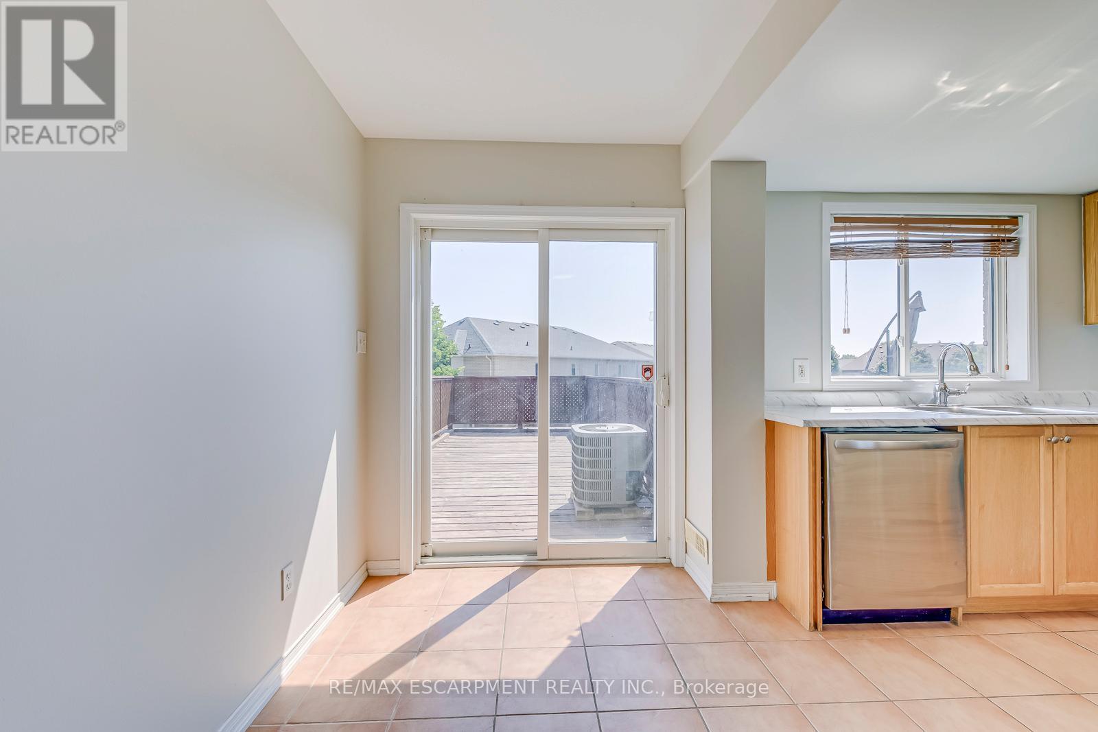 63 - 1489 Heritage Way, Oakville, ON - Indoor