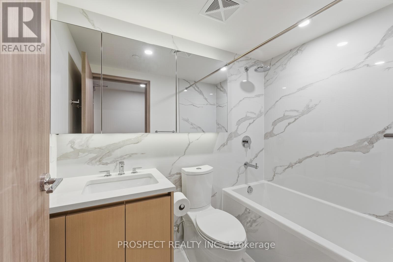 935 - 1 Concord Cityplac Way, Toronto, ON - Indoor Photo Showing Bathroom