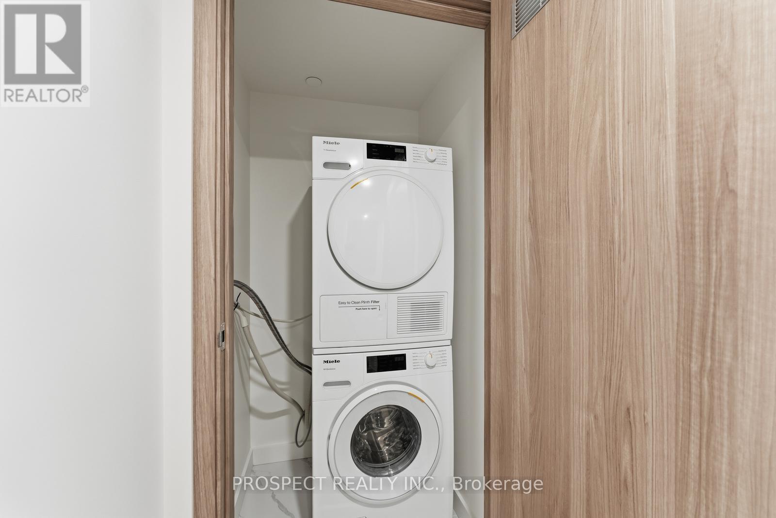 935 - 1 Concord Cityplac Way, Toronto, ON - Indoor Photo Showing Laundry Room