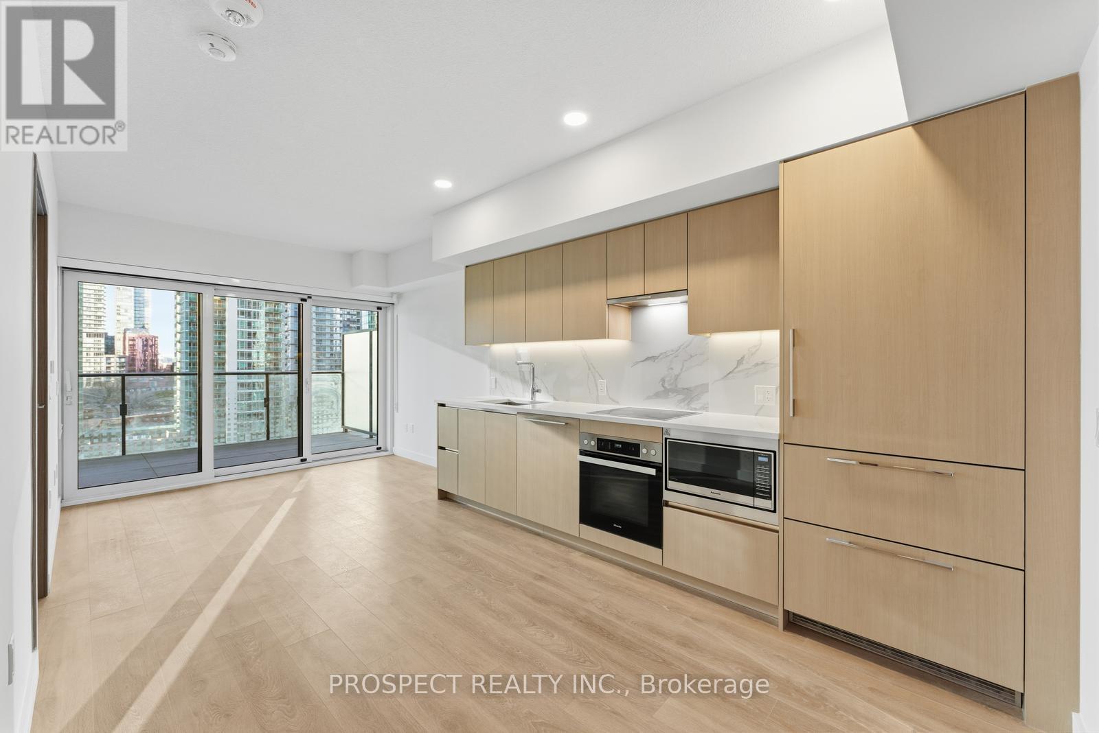 935 - 1 Concord Cityplac Way, Toronto, ON - Indoor Photo Showing Kitchen