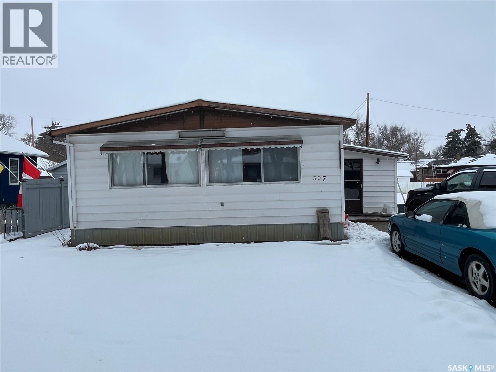307 Aspen Street, Maple Creek, SK - Outdoor