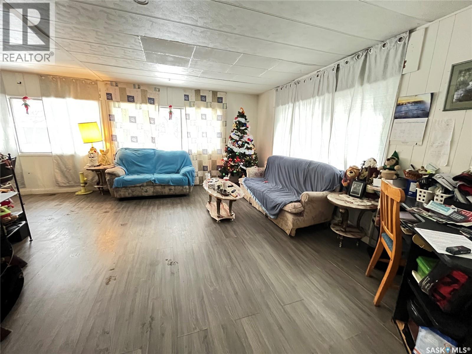 307 Aspen Street, Maple Creek, SK - Indoor Photo Showing Living Room