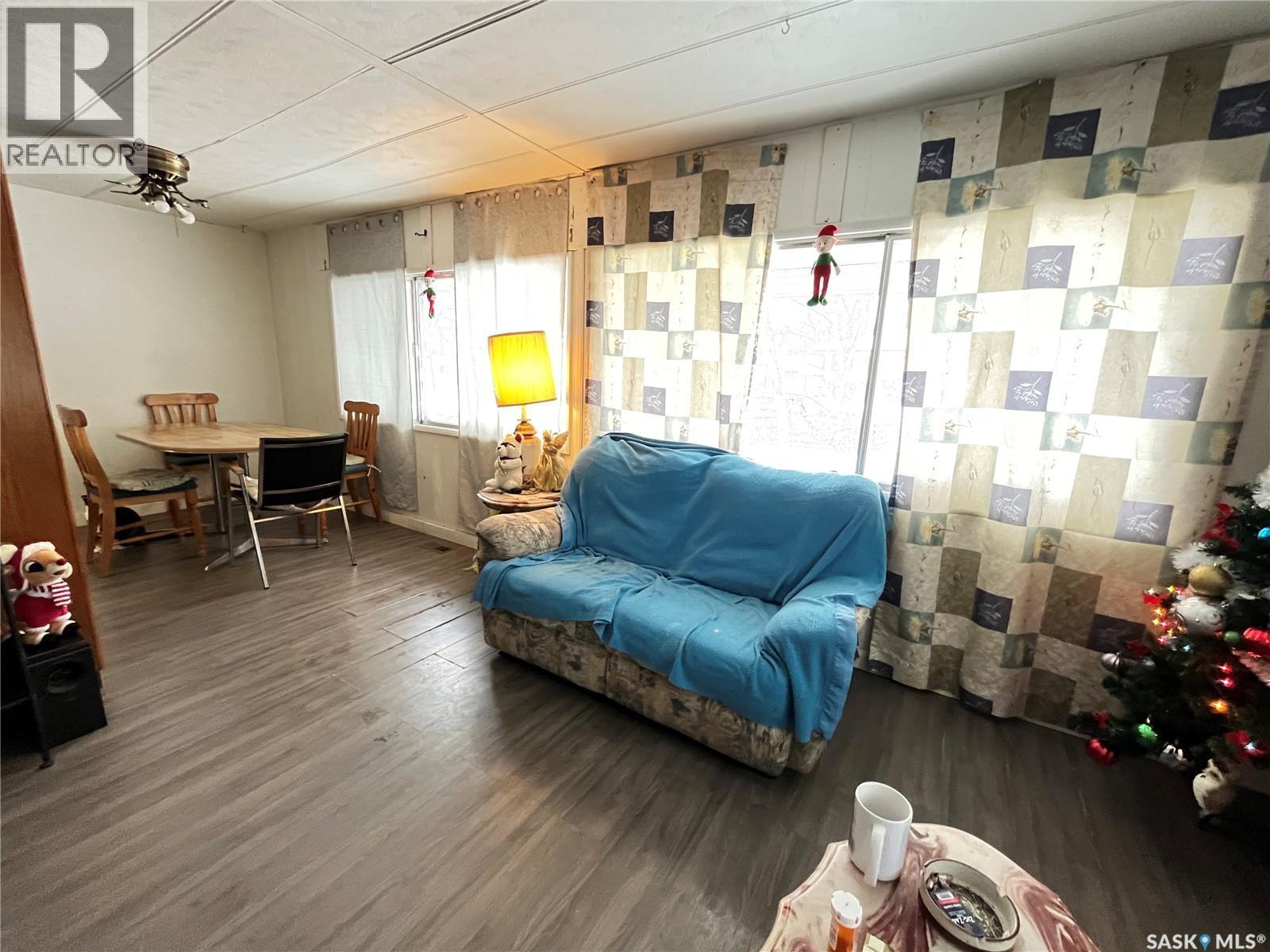 307 Aspen Street, Maple Creek, SK - Indoor Photo Showing Living Room