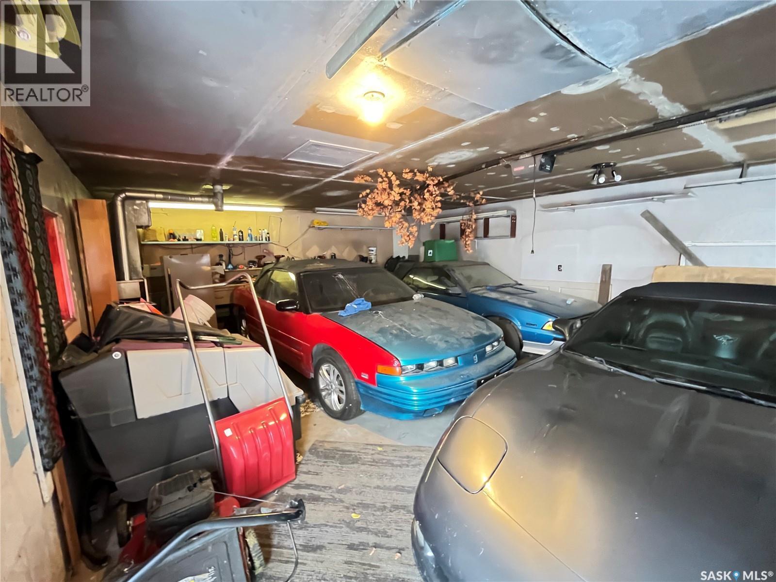 307 Aspen Street, Maple Creek, SK - Indoor Photo Showing Garage