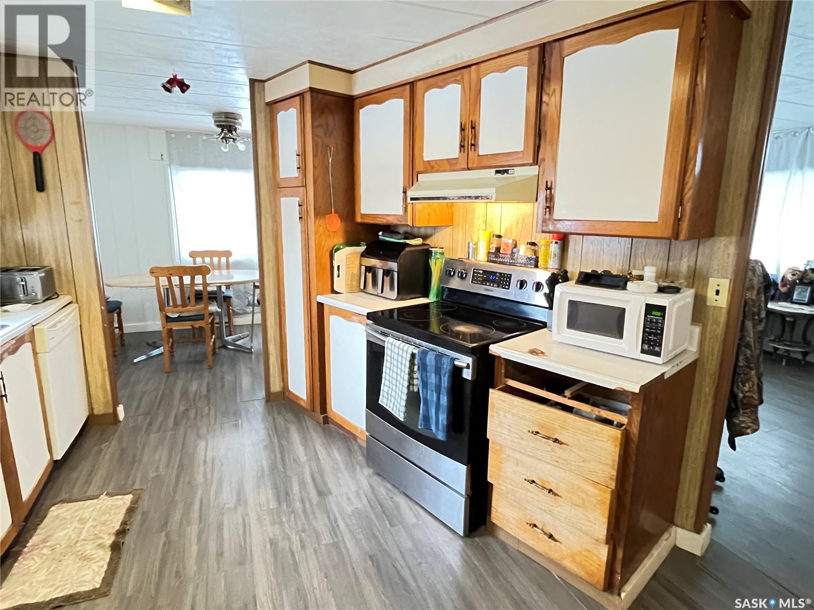 307 Aspen Street, Maple Creek, SK - Indoor Photo Showing Kitchen