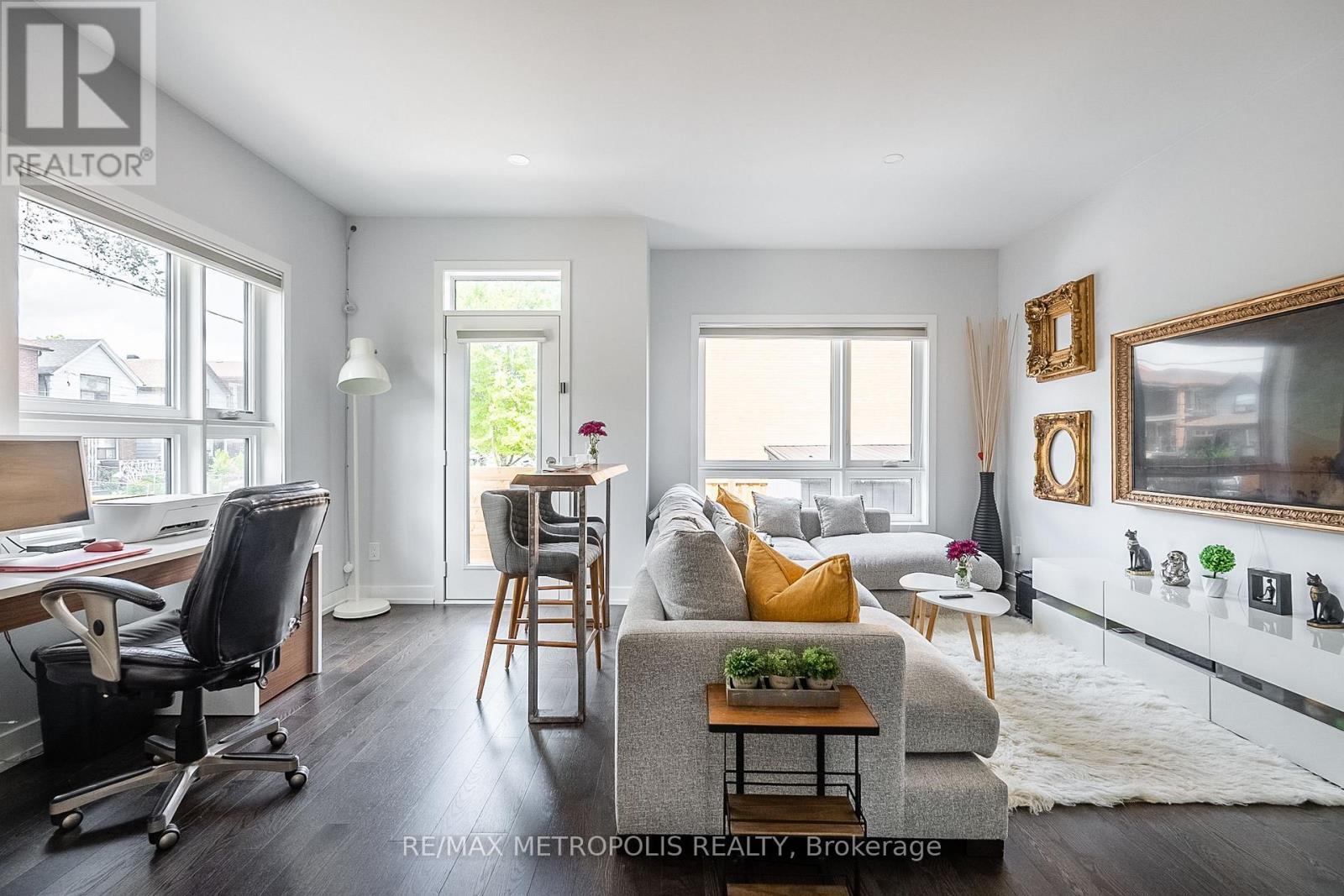 27 Thornton Avenue, Toronto, ON - Indoor Photo Showing Living Room