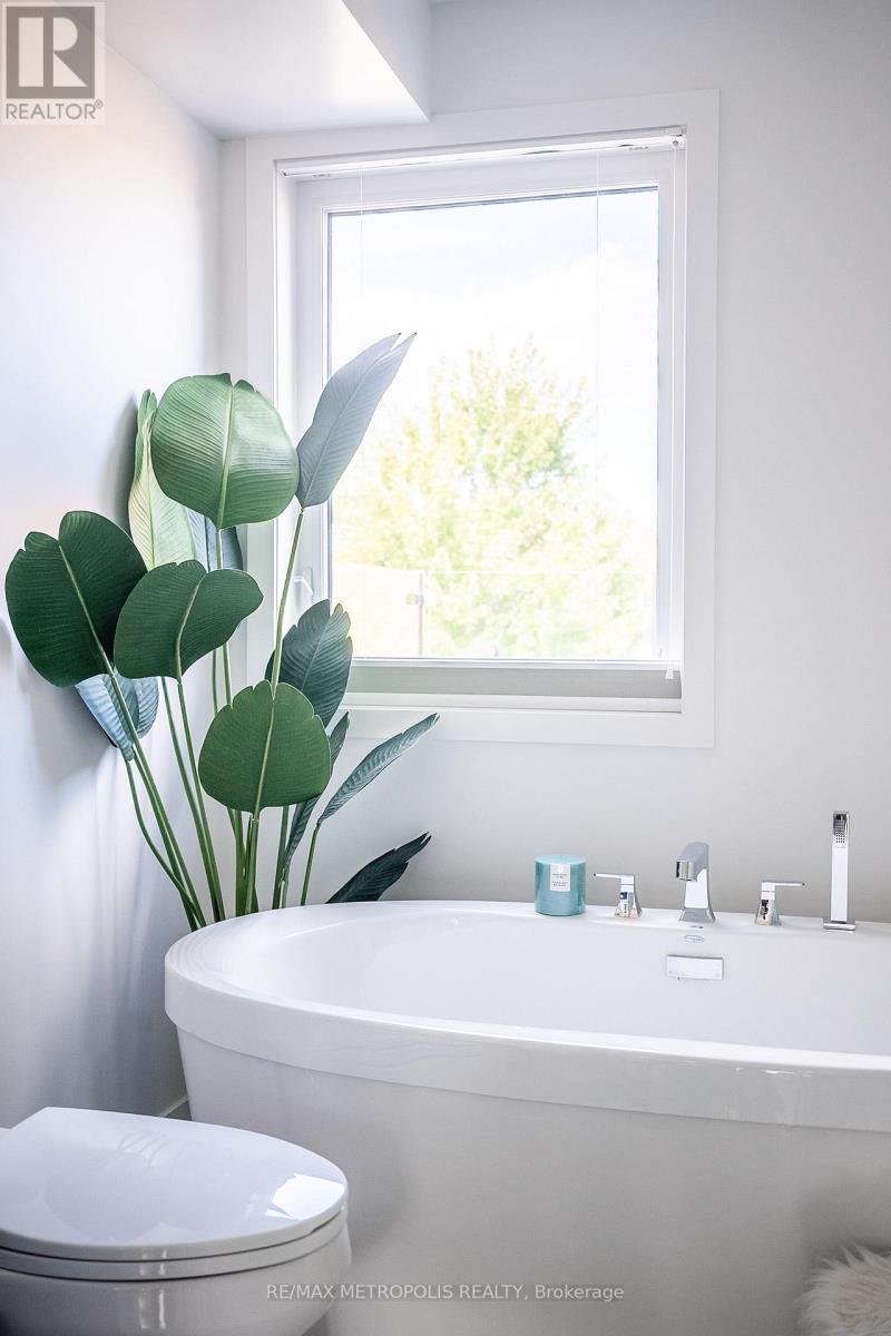 27 Thornton Avenue, Toronto, ON - Indoor Photo Showing Bathroom