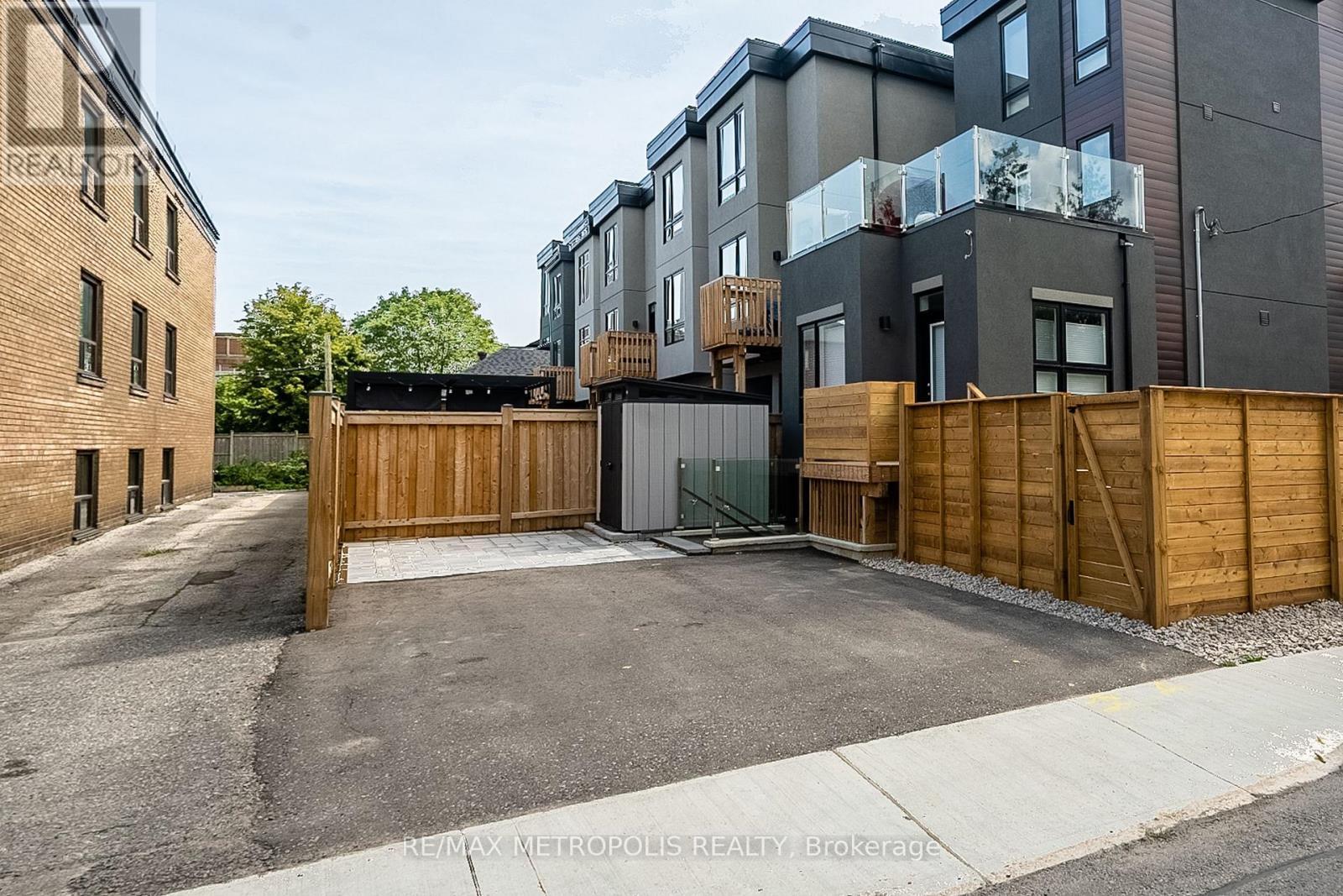 27 Thornton Avenue, Toronto, ON - Outdoor