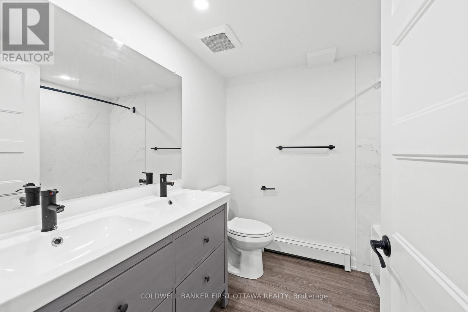 351 Amiens Street, Ottawa, ON - Indoor Photo Showing Bathroom
