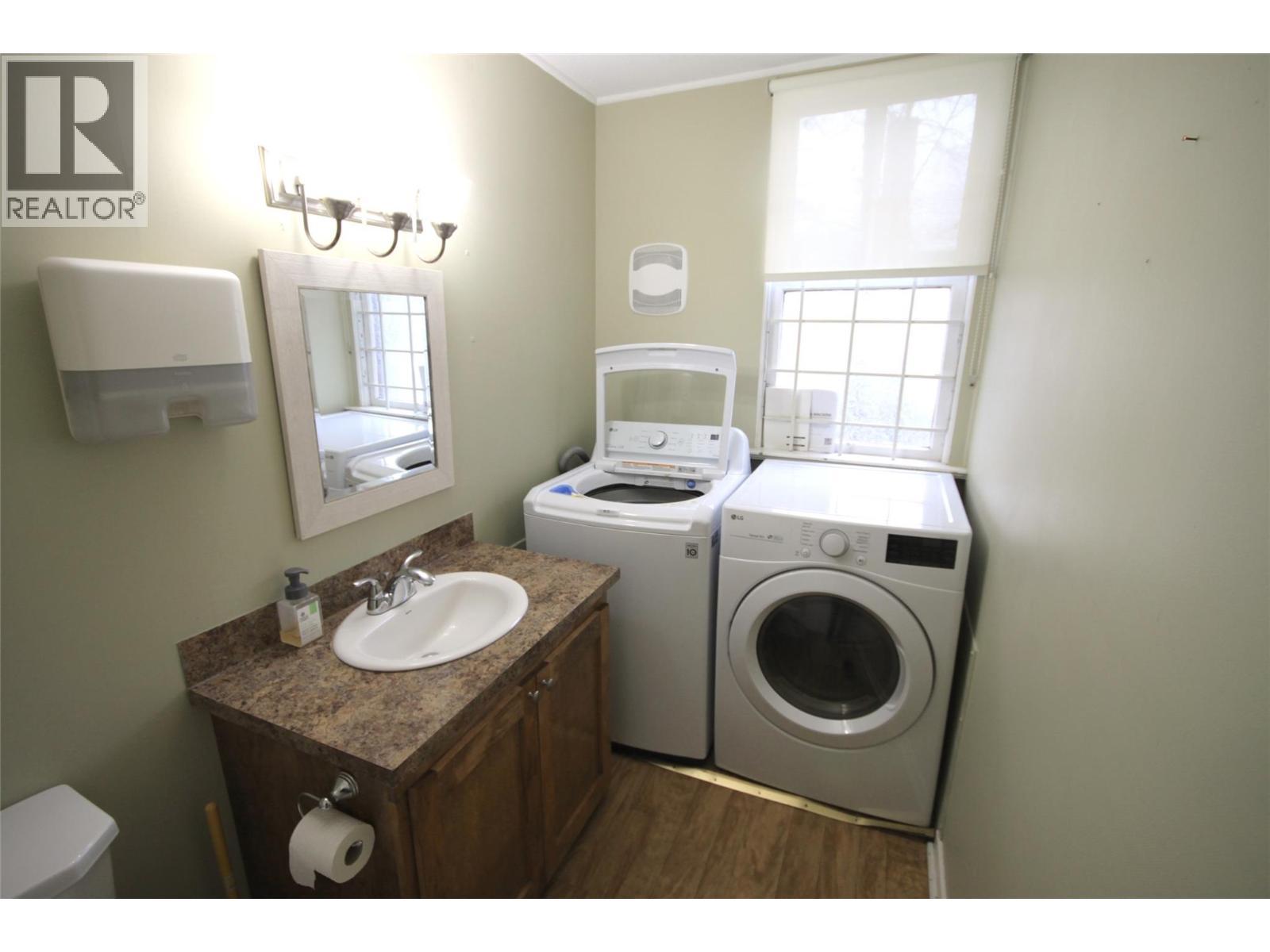 3411 32 Avenue, Vernon, BC - Indoor Photo Showing Laundry Room