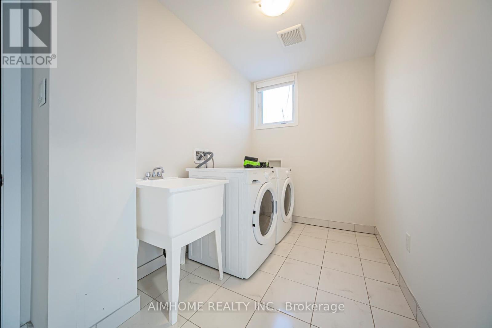220 Beaveridge Avenue, Oakville, ON - Indoor Photo Showing Laundry Room