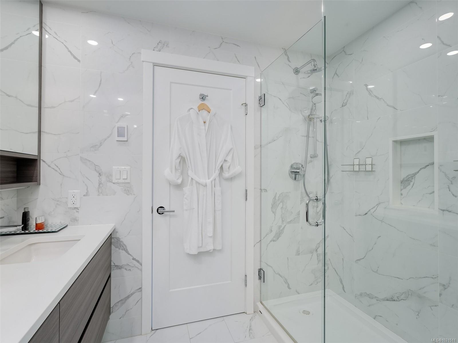 2103-777 Herald St, Victoria, BC - Indoor Photo Showing Bathroom