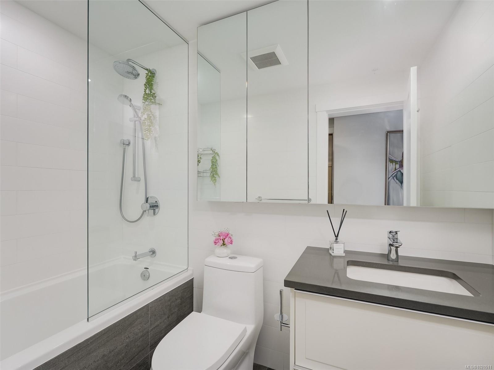 2103-777 Herald St, Victoria, BC - Indoor Photo Showing Bathroom