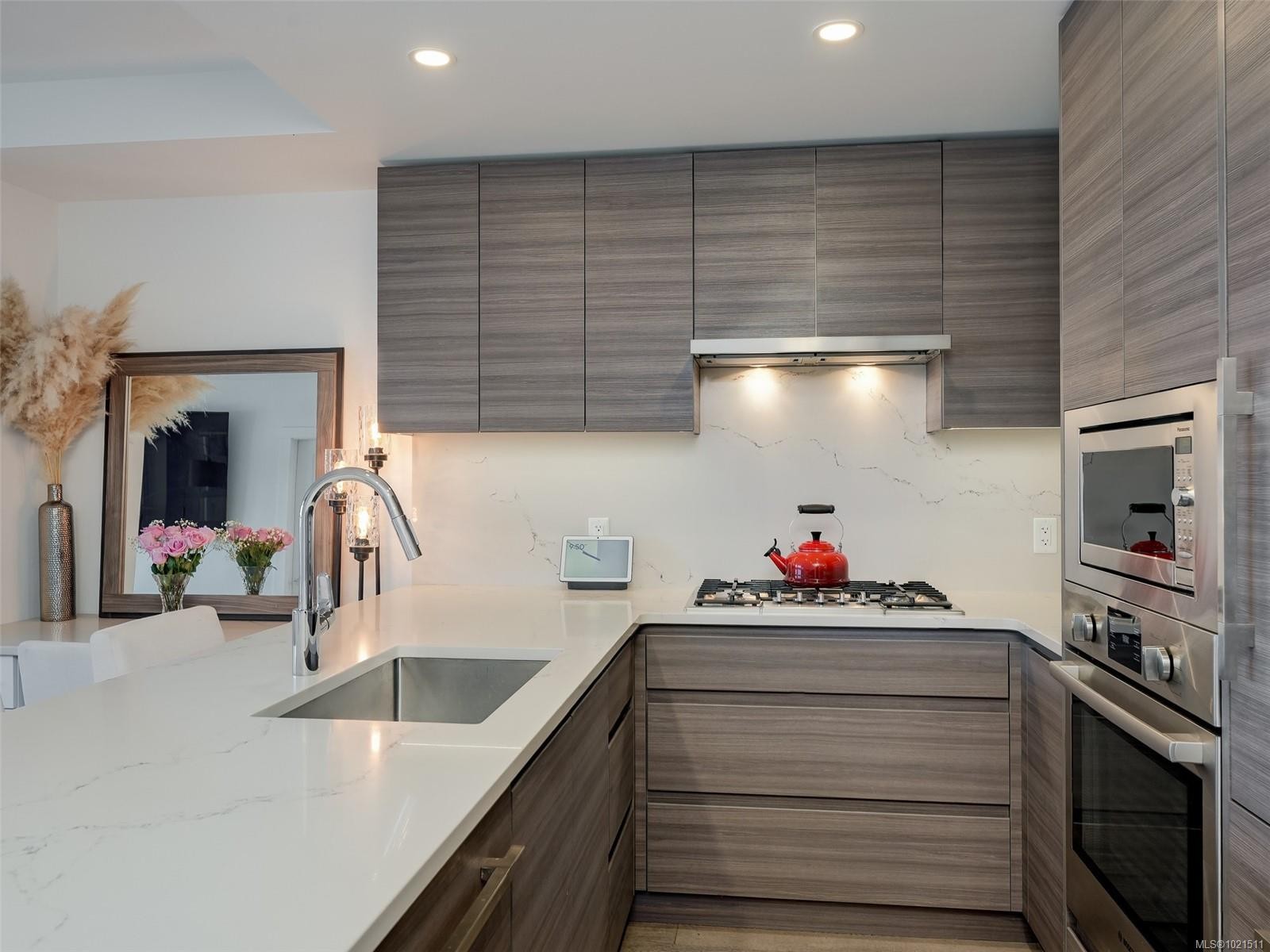 2103-777 Herald St, Victoria, BC - Indoor Photo Showing Kitchen With Upgraded Kitchen