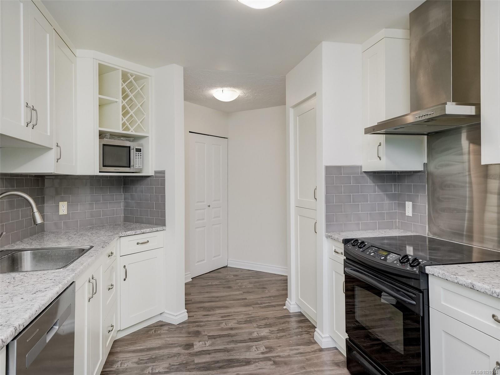 104-494 Marsett Pl, Saanich, BC - Indoor Photo Showing Kitchen With Upgraded Kitchen