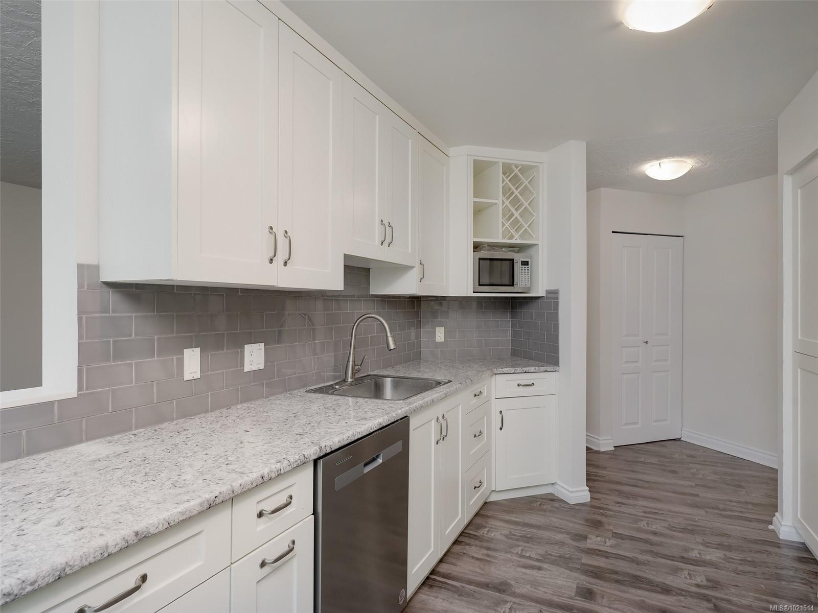 104-494 Marsett Pl, Saanich, BC - Indoor Photo Showing Kitchen With Upgraded Kitchen