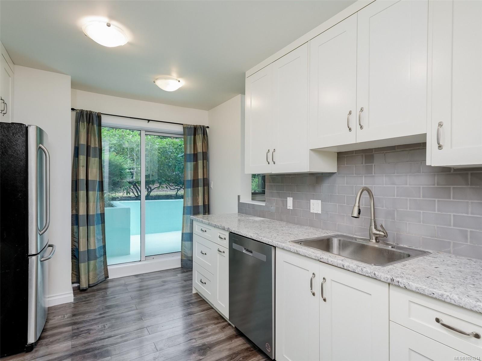 104-494 Marsett Pl, Saanich, BC - Indoor Photo Showing Kitchen With Upgraded Kitchen