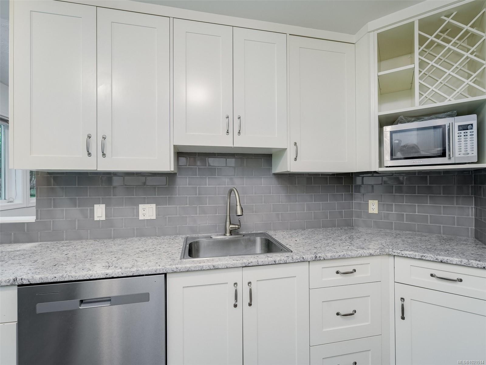 104-494 Marsett Pl, Saanich, BC - Indoor Photo Showing Kitchen With Upgraded Kitchen