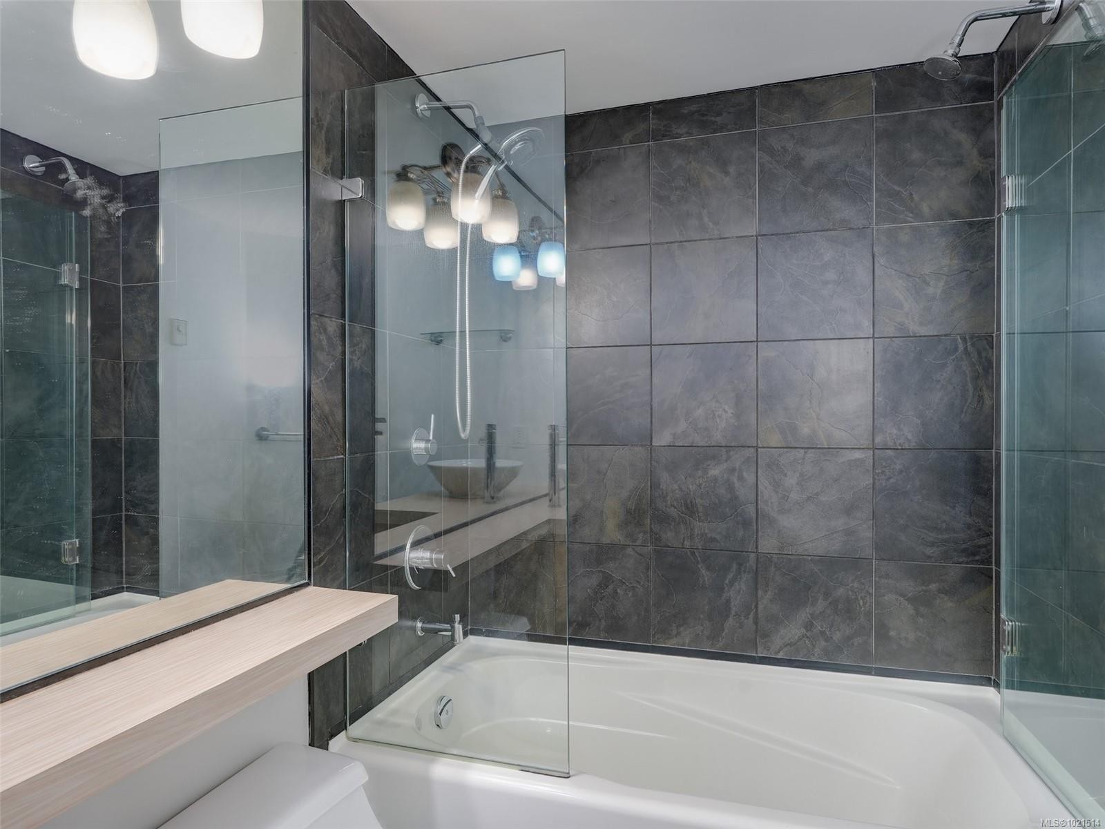 104-494 Marsett Pl, Saanich, BC - Indoor Photo Showing Bathroom