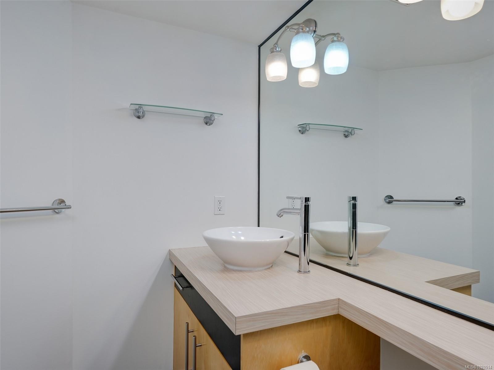 104-494 Marsett Pl, Saanich, BC - Indoor Photo Showing Bathroom