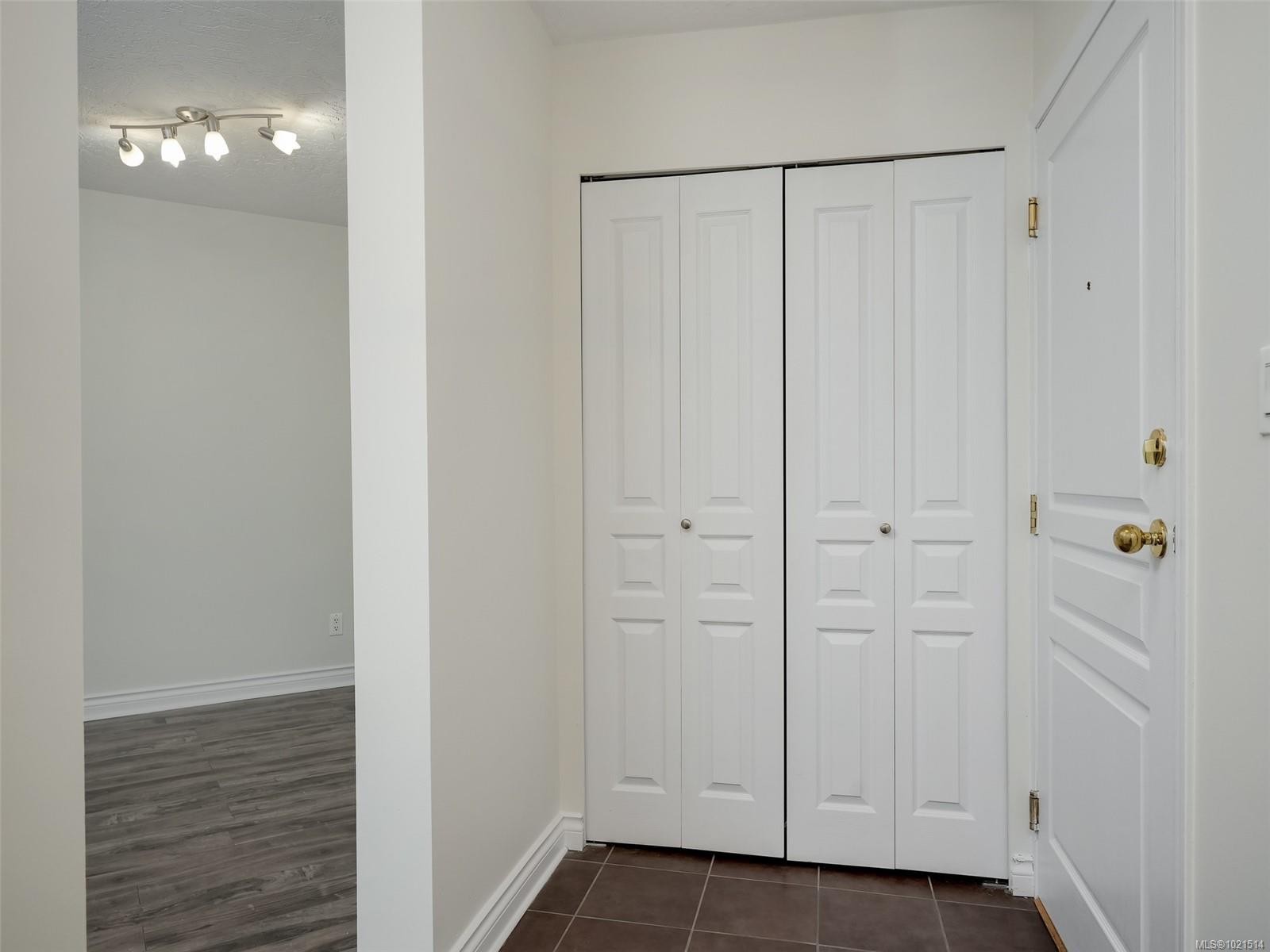 104-494 Marsett Pl, Saanich, BC - Indoor Photo Showing Other Room