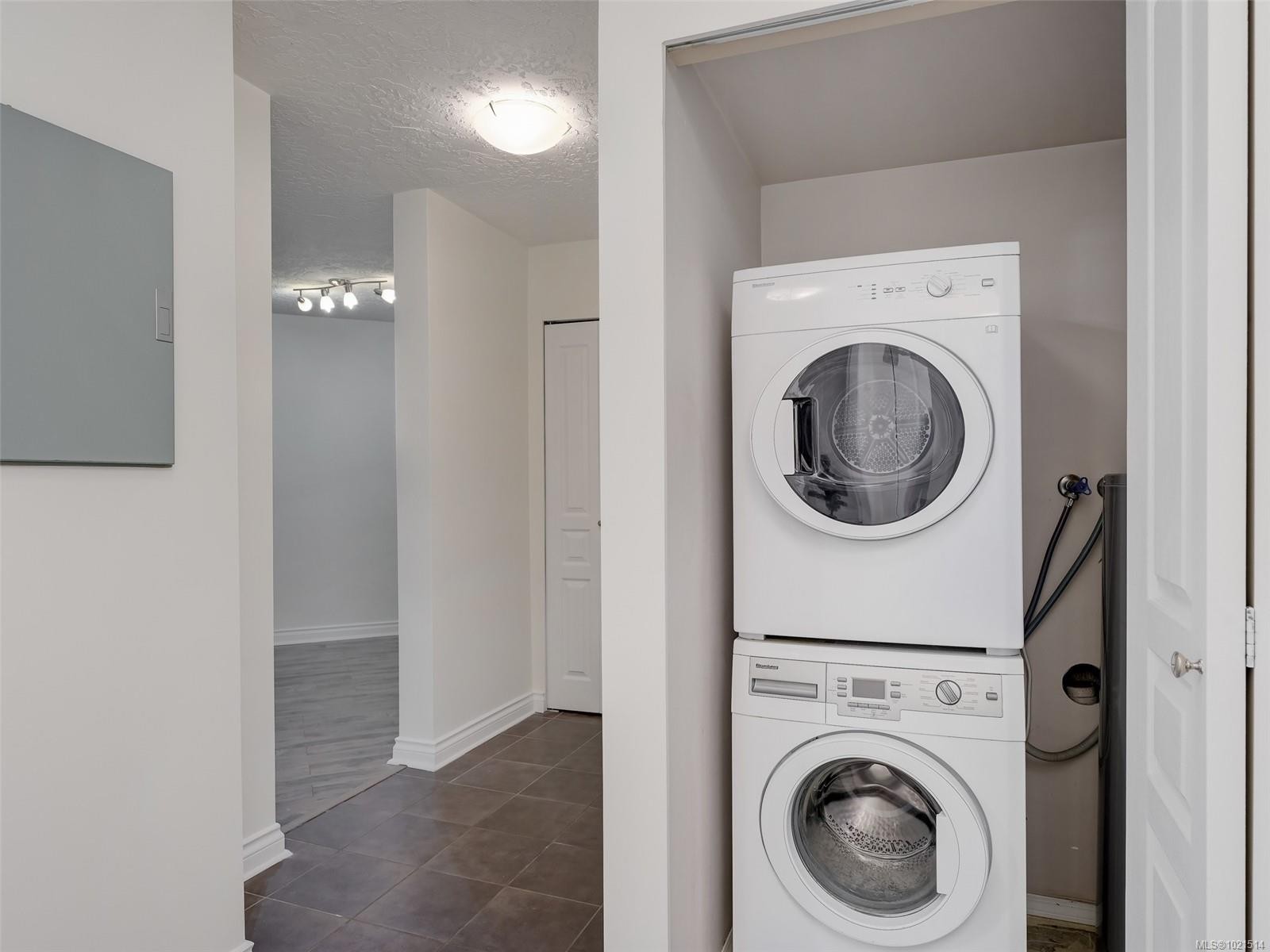 104-494 Marsett Pl, Saanich, BC - Indoor Photo Showing Laundry Room
