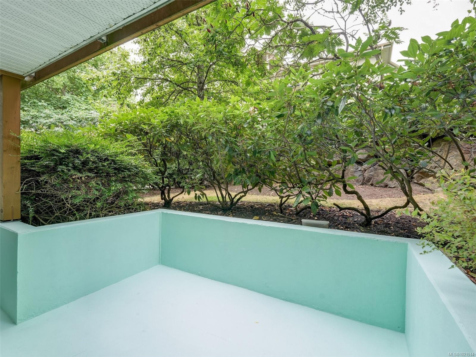 104-494 Marsett Pl, Saanich, BC - Outdoor